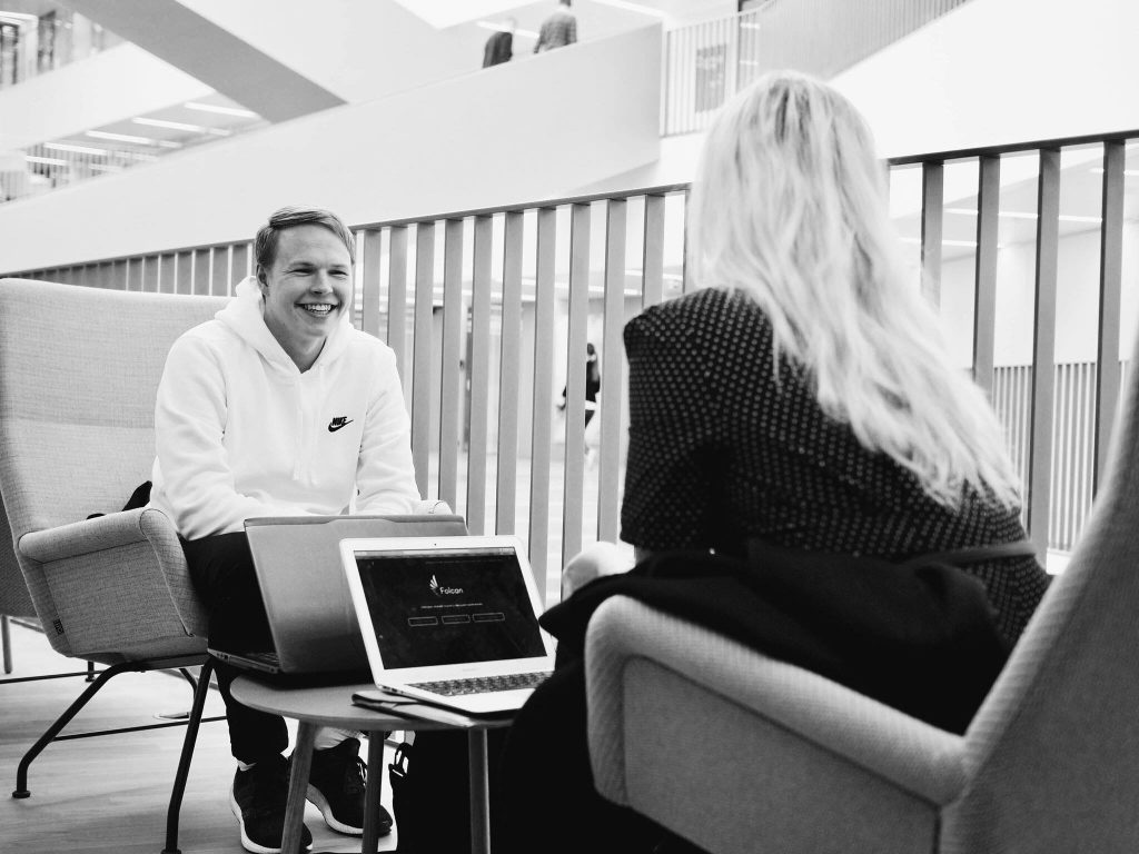 Photo en noir et blanc d'un homme et d'une femme en train de parler de stratégie digitale et de création de buyer persona