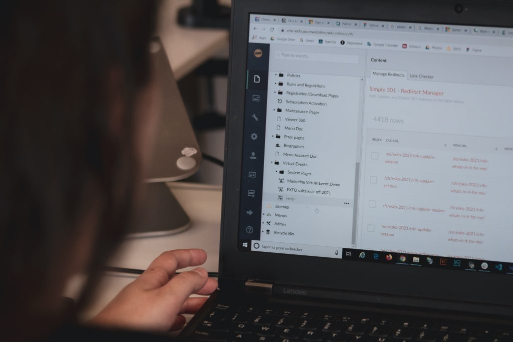 illustration présentant une femme devant un ordinateur avec le site wordpress. Illustration pour l'article de blog Qu'est-ce qu'un CMS ?
