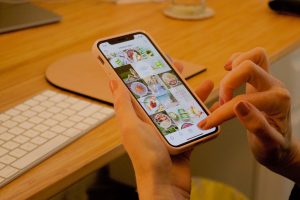 Téléphone portable dans les mains avec des publications Instagram